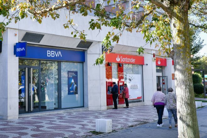 Oficinas de BBVA y Santander.