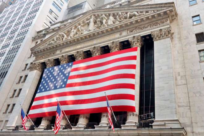 Bandera de Estados Unidos sobre la fachada de la Bolsa de Nueva York.