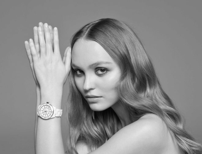 Lily Rose Depp, que tiene los mismos 20 aos que el reloj, lleva la versin en cermica blanca y acero. Precio: 6.100 euros.