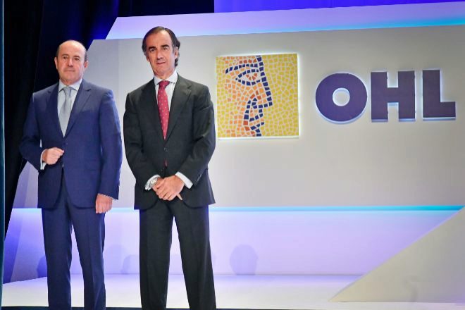 El presidente de OHL, Juan Villar-Mir de Fuentes (d), y el CEO, Jos...