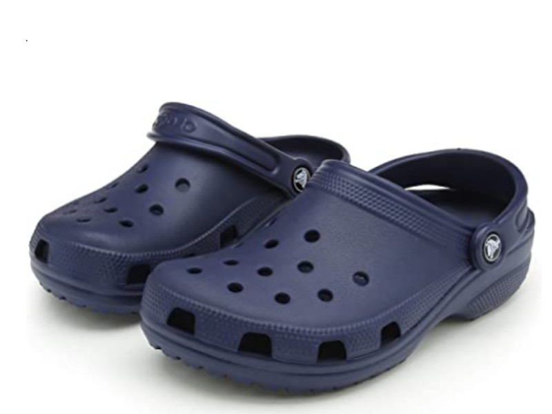 Búsqueda castigo Travieso Crocs, los icónicos zapatos para hombre, mujer y niños que están hechos de  plástico y permiten andar cómodos durante el caluroso verano | Estilo de  vida