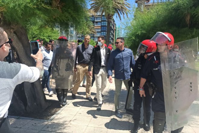 El secretario general de Vox, Javier Ortega Smith (5d), llega protegido por agentes de la Unidad Antidisturbios de la Ertzaintza a un mitin celebrado en el Parque Alderdi Eder de San Sebastián.