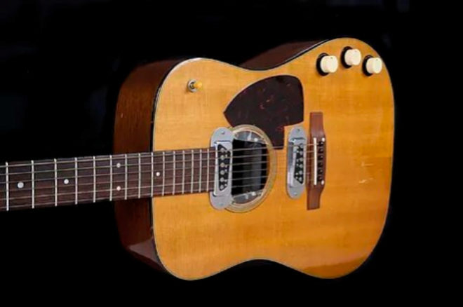 La guitarra acstica es una D-18E fabricada por Martin en 1959.