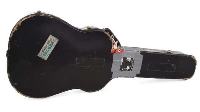 La guitarra se ha vendido junto a la funda en la que Cobain puso una pegatina de Poison Idea y varias etiquetas de viaje.
