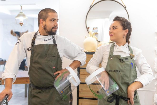 <strong>RESPONSABILIDAD</strong>. Rebeca Barainca y Jorge Asenjo de Galerna (1 Sol Gua Repsol) destacan la importancia de respetar la seguridad pero sin perder la conexin y la complicidad que se da alrededor de una mesa entre el cliente y el restaurante.