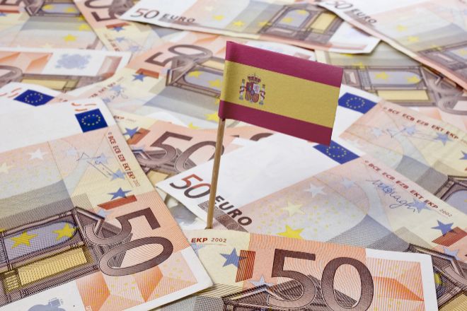 Bandera de Espaa sobre billetes de 50 euros