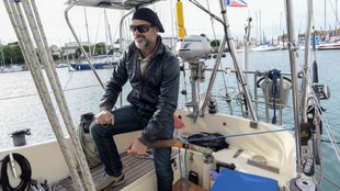 Ballestero, con su barco amarrado en Mar de Plata. | MARA SOSTI / AFP