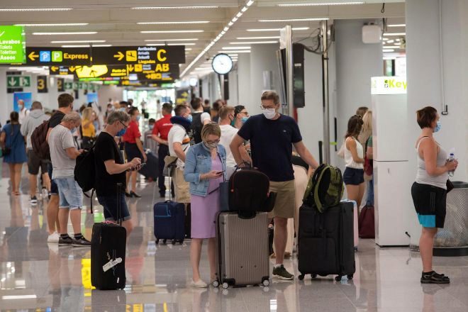 Turistas en el Aeropuerto de Palma.