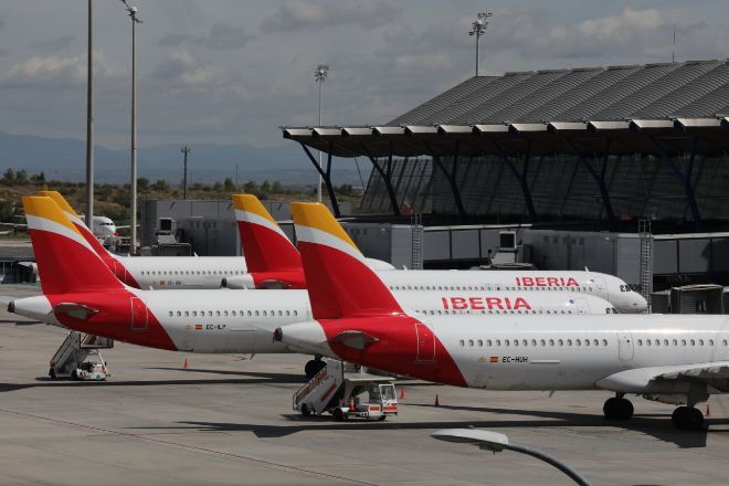 Varios aviones de Iberia aparcados en el Aeropuerto de Madrid-Barajas...