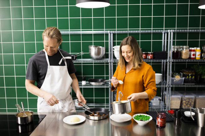 Los responsables de la nueva receta: Alexander Magnusson, chef y director de proyecto en IKEA Food, y Sharla Halvorson, directora de Salud y Sostenibilidad de Alimentacin.