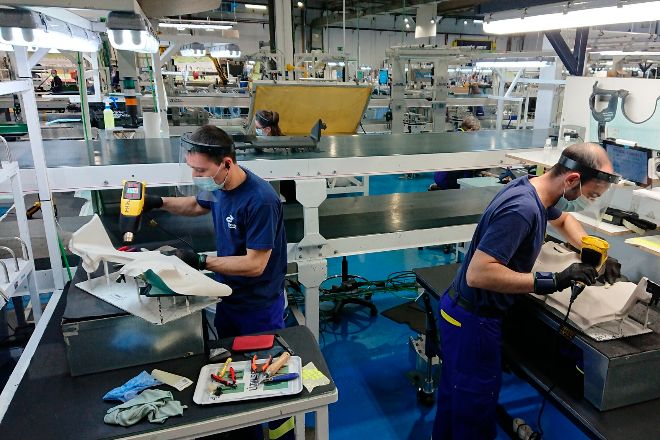 El sector manufacturero español vuelve a contraerse en agosto tras el leve  repunte del mes anterior | Economía