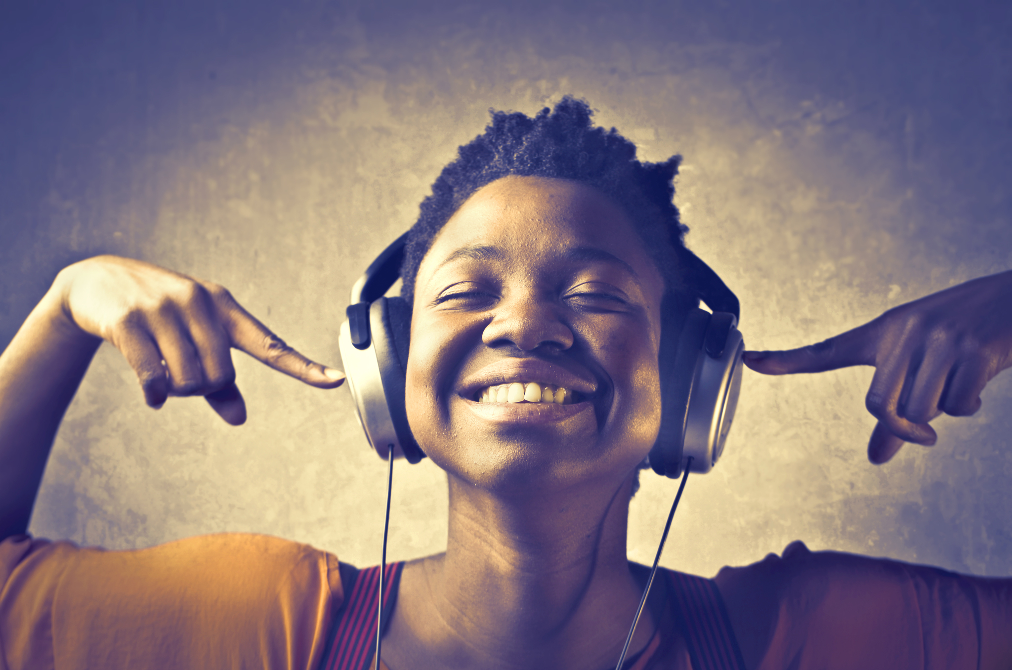 Los peligros de los auriculares en la oficina