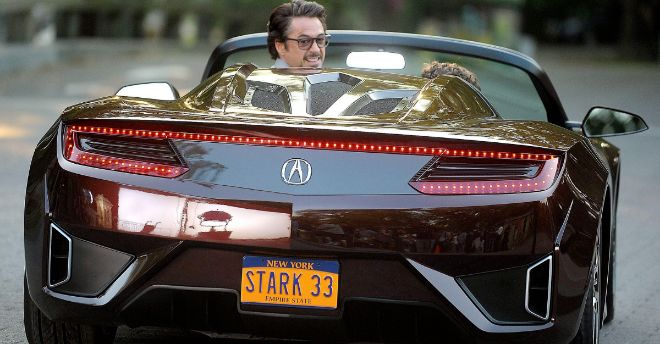 El actor en su Acura con la matrcula en honor a Stark.