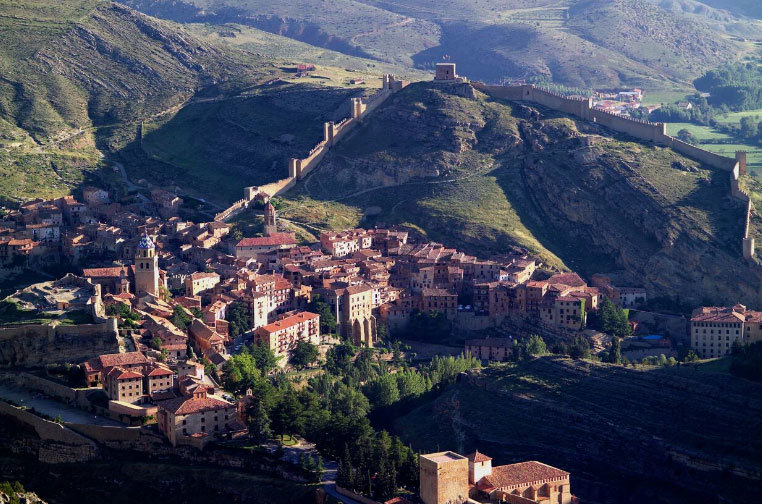 A 1182 metros de altitud, Albarracín está declarado Conjunto...