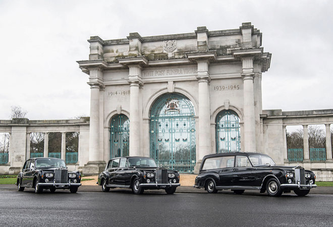 Un Rolls Royce Phantom VI adaptado como coche fnebre y otros dos para acompaantes en la entrada de los Jardines en Memoria de los Fallecidos en las dos Guerras Mundiales, en Nottingham.   