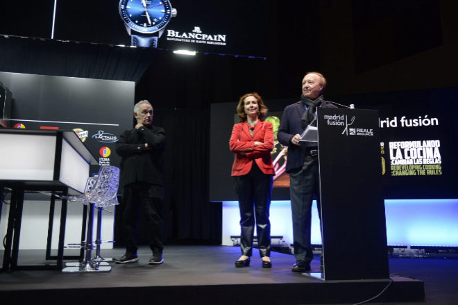 Lourdes Plana, entre el cocinero Ferran Adrià y José Carlos Capel, presidente de Madrid Fusión, en la edición de 2019 del congreso. 