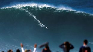 Un surfista desafía la ola de Nazaré, en Praia do Norte, el 29 de...