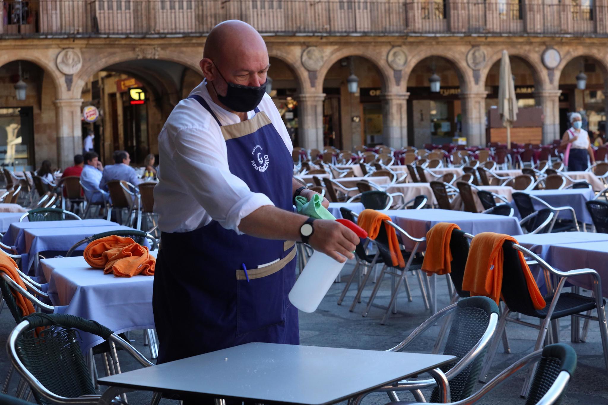 Imagen de archivo de un camarero en la terraza de un restaurante de la Plaza Mayor de Salamanca
