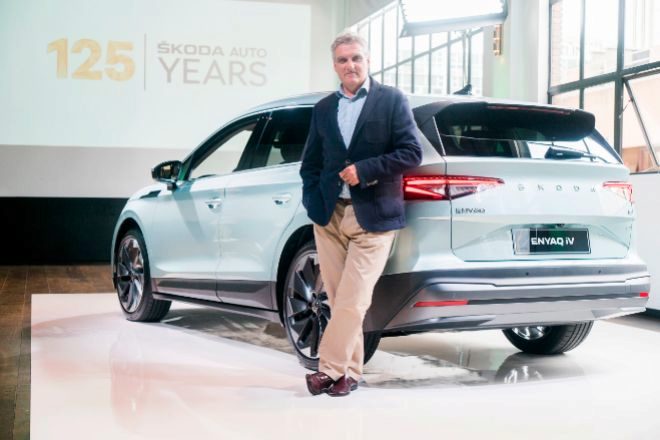 Fidel Jiménez de Parga posa junto al Skoda Enyaq iV, el primer SUV eléctrico de esta enseña propiedad de Grupo Volkswagen.