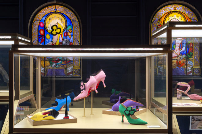 Vitrina con los zapatos originales Pense en "Lexhibitioniste", la exposicin sobre Louboutin en el Palais de la Porte Dore de Pars. 