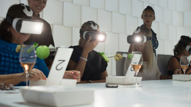 Los comensales degustan sus platos con gafas de realidad virtual.