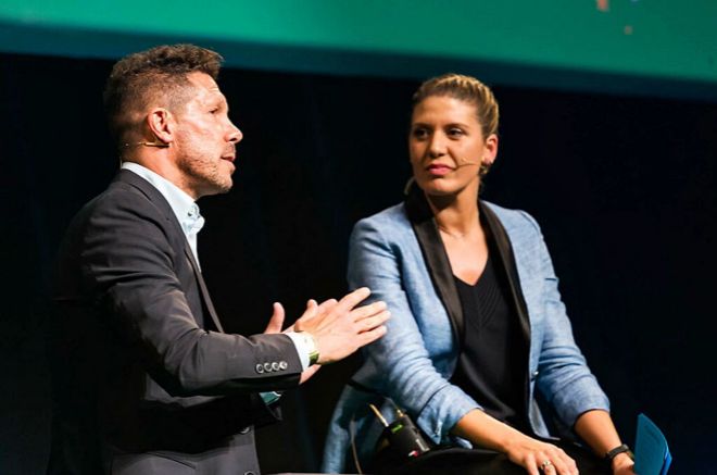 Laura Guzmn junto a Diego Simeone, entrenador del Atltico de Madrid, en un evento de Salesforce.