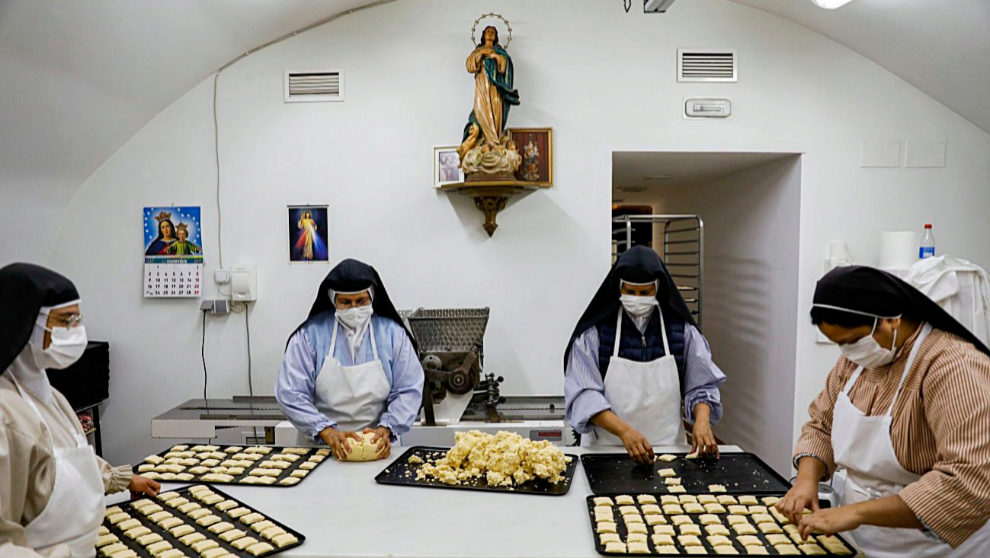 Cuatro de las ocho monjas que viven en el convento de clausura de la...