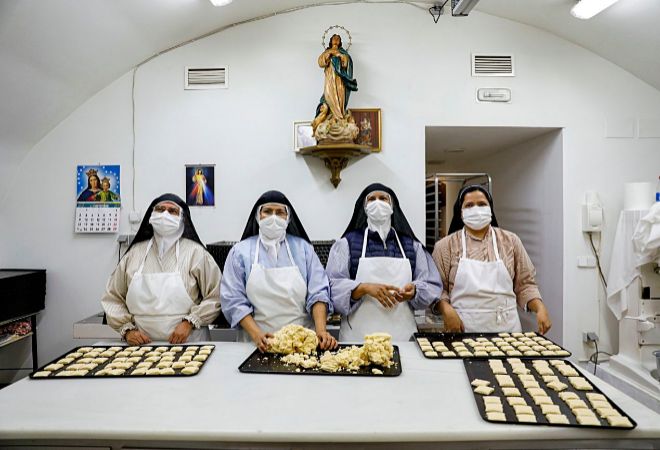 De izqda. a dcha., sor Cristina, sor Roco, sor Mercedes, priora del convento, y sor Teresa, cuatro de las ocho hermanas de la congregacin, en la cocina.