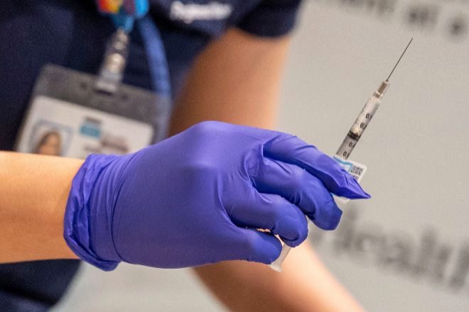 Una enfermera prepara una vacuna contra el Covid-19 en el Centro Médico Ronald Reagar de la UCLA, Westwood, California, Estados Unidos, el pasado 16 de diciembre en plena campaña de vacunación en Estados Unidas en la fase dirigida a los trabajadores sanitarios.