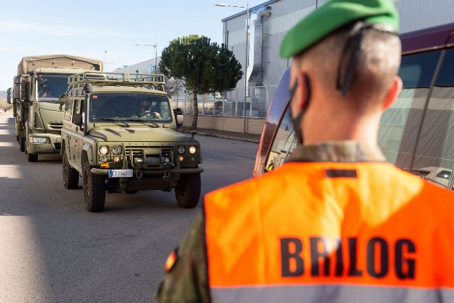 Vehículos militares salen del centro logístico de Pfizer este sábado en Guadalajara para escoltar el traslado de la vacuna de la covid-19 a la base madrileña de Getafe con destino a Baleares, Canarias, Ceuta y Melilla.