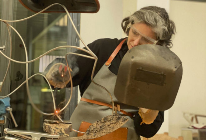 La escultora Blanca Muoz, en su taller, en Madrid, trabajando en una de sus piezas para Iloema.