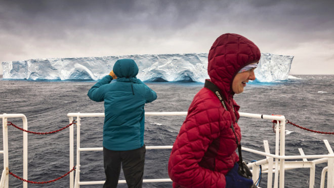 En las proximidades de la línea imaginaria del Círculo Polar Antártico comienzan a verse icebergs.