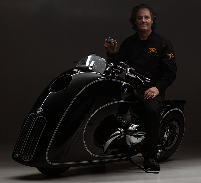 Dirk Oehlerking en la imagen con la llave de la moto en la mano. 