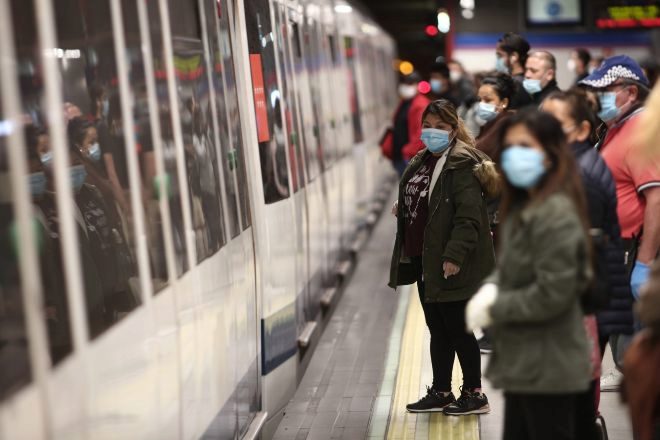 Viajeros con mascarillas en un andén de la estación de metro de Nuevos Ministerios durante la fase 0 de la desescalada el 4 de mayo de 2020, cuando se impuso su uso obligatorio.