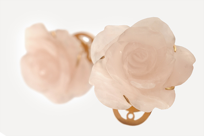 Pendientes Rosa Cuarzo Grandes, 1.500 euros. Cuarzo rosa tallado en forma de rosa con montura de oro rosa mate. Tamao: 25 mm.