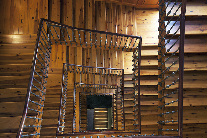 Escalinata de madera del hotel.