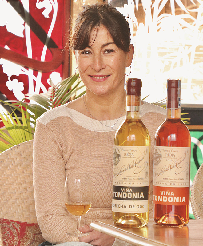 Mercedes Lpez de Heredia, nombrada mejor bodeguera del ao, con los vinos premiados.