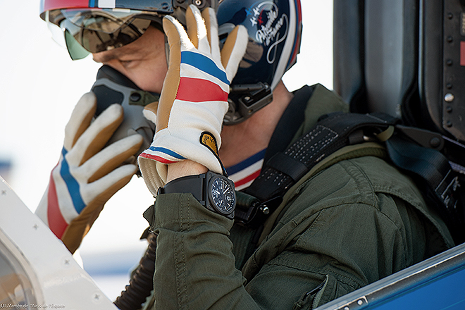 Uno de los pilotos de la Patrulla Acrobática Francesa con un reloj de Bell 
