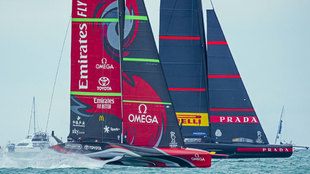 Las embarcaciones Emirates Team New Zealand (en primer plano) y Luna...