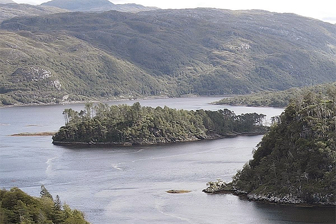 El lago Moidart en que se ubica la isla es una entrada del mar de 8 kilómetros de longitud en la costa de las Highlands. 