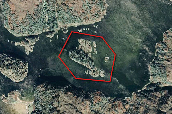 Deer Island, con una extensión de unos 11 acres (alrededor de 4,5 hectáreas), vista en una imagen satelital.
