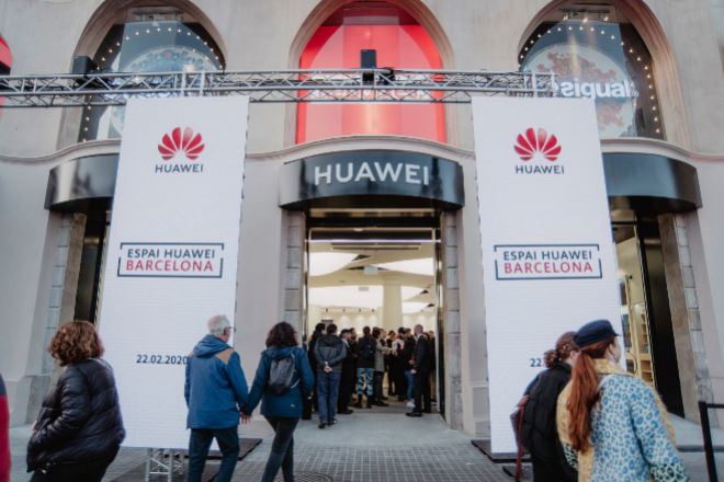 Huawei abrió a principios de 2020 su tienda de referencia en Plaça Catalunya y creó 30 empleos.