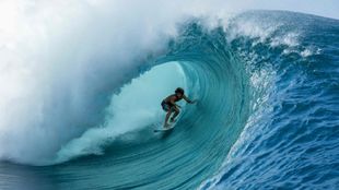 El tahitiano Matahi Drollet surfea Teahupo&#039;o el pasado mayo tras...