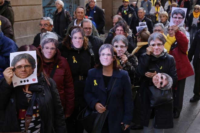 Manifestacin independentista con caretas de Puigdemont, en una...