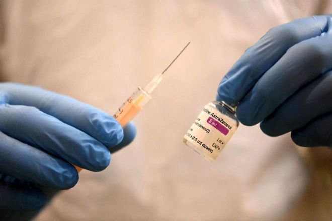 Un farmacutico prepara una dosis de AstraZeneca en el centro de vacunacin de los NHS en Ealing, Londres, Gran Bretaa.