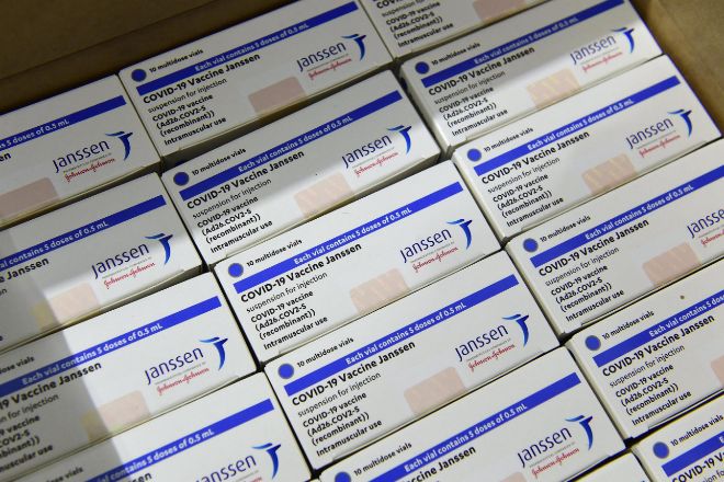Cajas con algunas de las primeras 28.000 dosis de la vacuna de Janssen recibidas ayer en Budapest, Hungra.