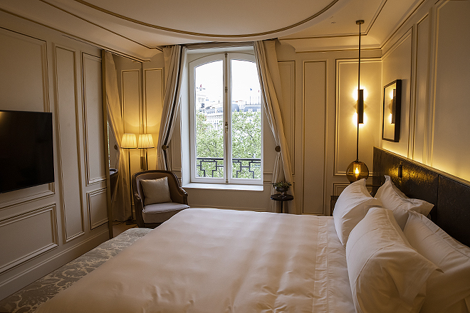 Los interioristas Gilles y Boissier han combinado en las habitaciones el estilo "belle poque" del Ritz original con lneas depuradas y tonos neutros.  