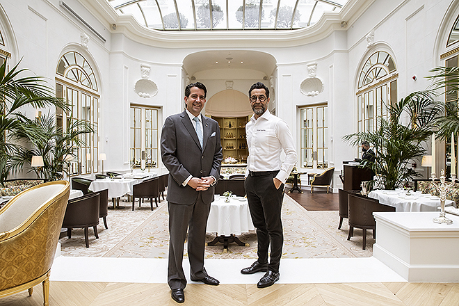 El director general del hotel Greg Liddell (izqda.)  junto al chef Quique Dacosta, bajo la cpula de Palm Court.