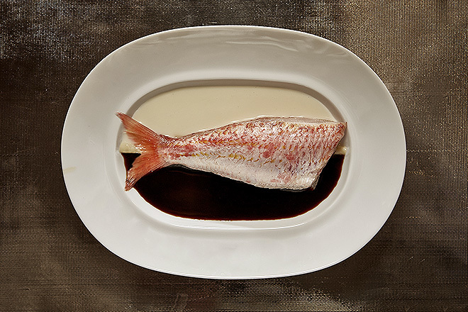 Uno de los platos estrella de Hortensio: Salmonete relleno con pisto marino sobre una salsa blanca de bivalvos y un fondo elaborado con su cabeza y espinas.