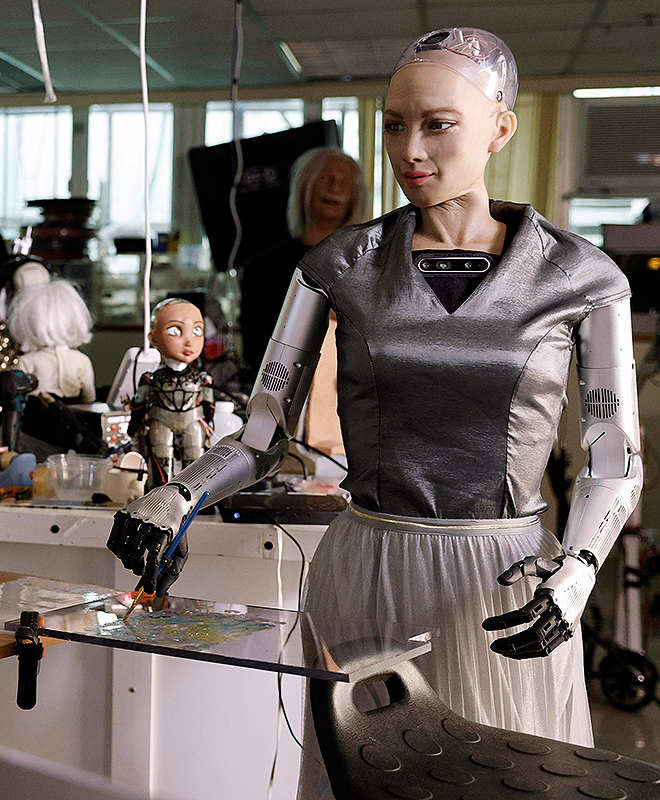El robot Sophia generando la obra de arte que luego se vendió como NFT 